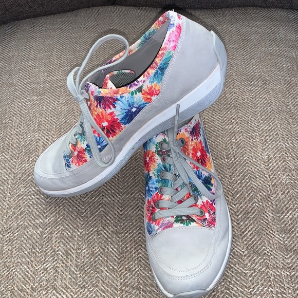EUC ARA Floral Pattern Sneakers Size US - 10. - Picture 2 of 10